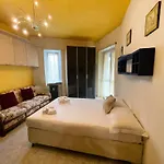Guesthost - Comfortable Borgo Vittoria Daire